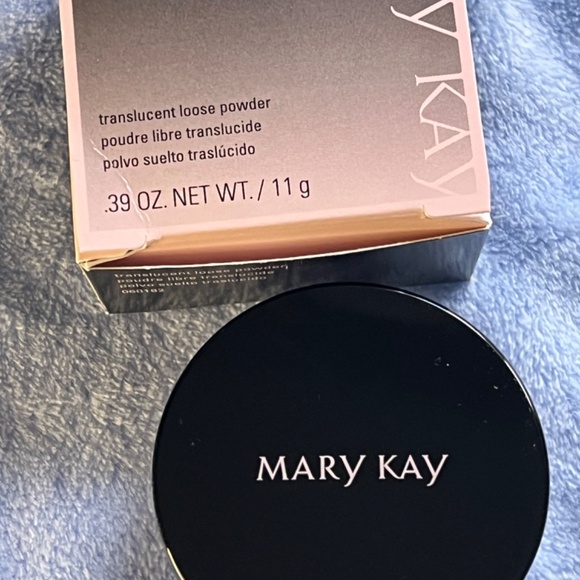 Mary Kay Translucent Powder - Picture 3 of 5